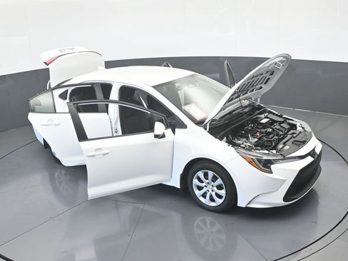Used 2025 Toyota Corolla LE image 65