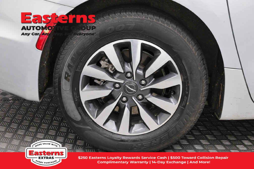Used 2023 Chrysler Pacifica Limited FWD image 32