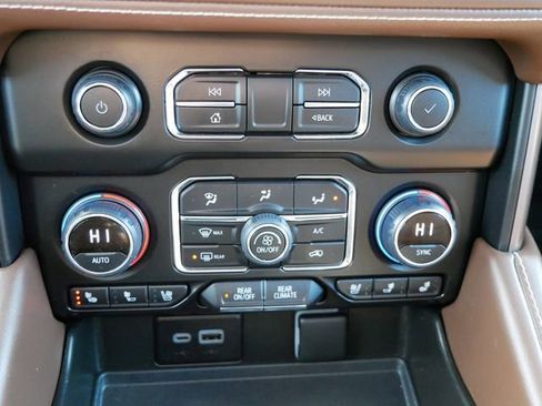 Used 2024 Chevrolet Suburban High Country image 17