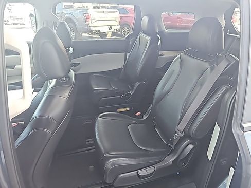 Used 2024 Kia Carnival EX image 11