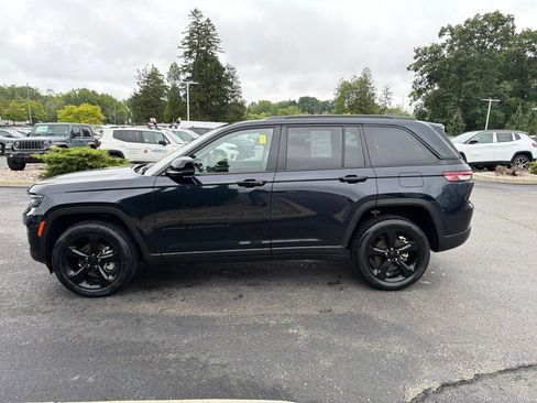 Used 2023 Jeep Grand Cherokee Limited w/ Black Appearance Package AWD/4WD image 7