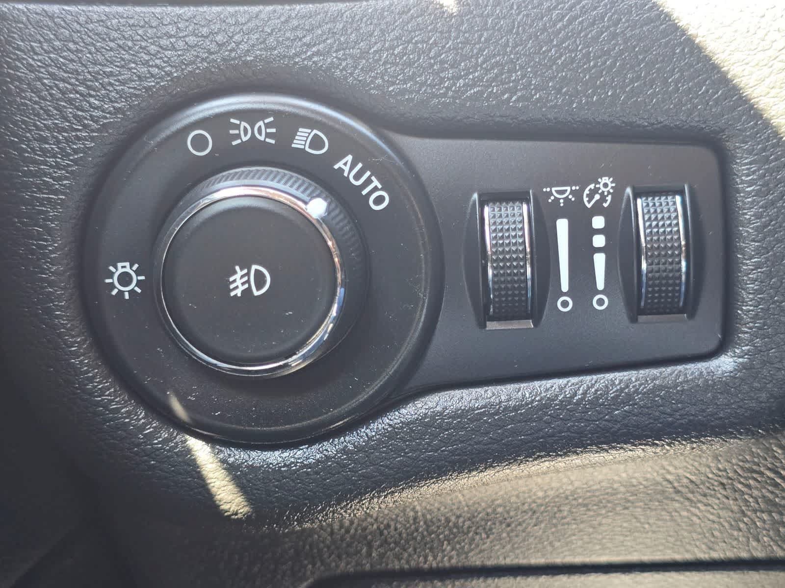 Used 2015 Jeep Cherokee Latitude w/ Cold Weather Group AWD/4WD image 18