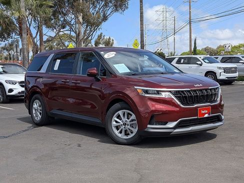 Used 2024 Kia Carnival LX FWD image 3