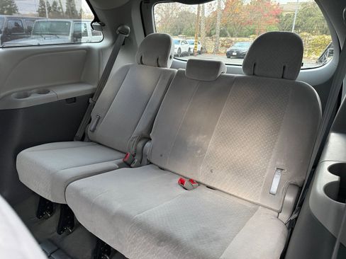 Used 2017 Toyota Sienna LE image 21