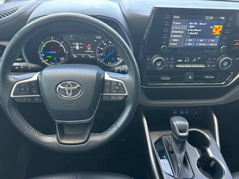 Used 2022 Toyota Highlander XLE AWD/4WD image 14