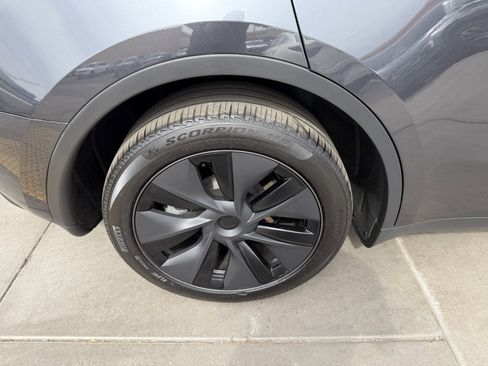 Used 2025 Tesla Model Y Long Range RWD image 15