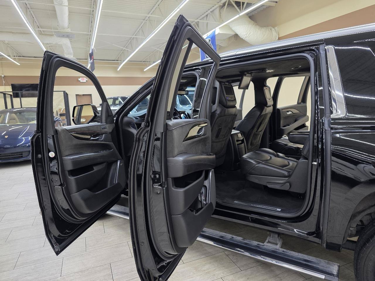 Used 2018 Cadillac Escalade ESV Platinum AWD/4WD image 18