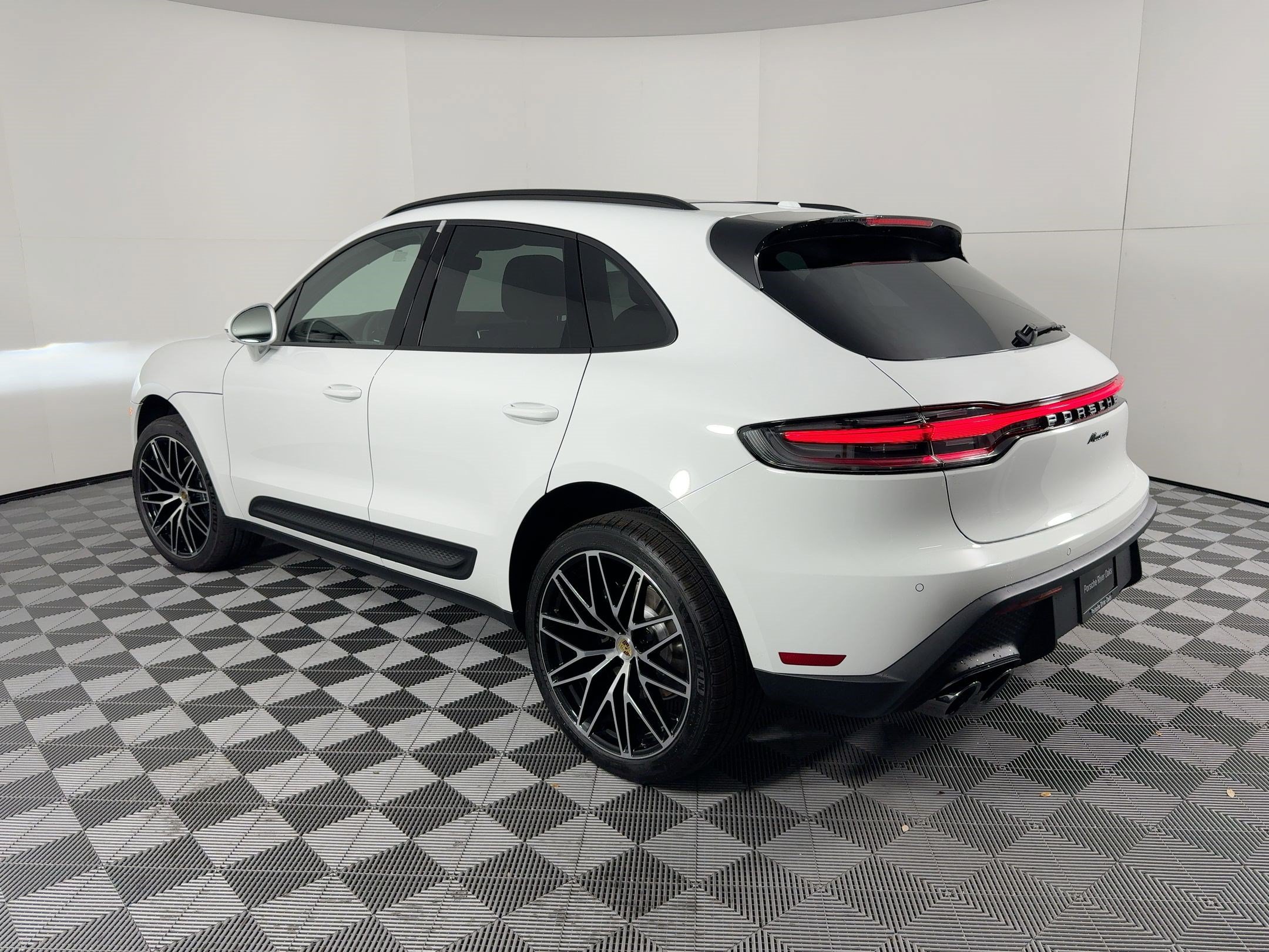 Certified 2026 Porsche Macan AWD/4WD image 3