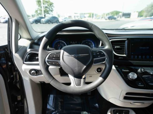 Used 2017 Chrysler Pacifica Touring FWD image 21