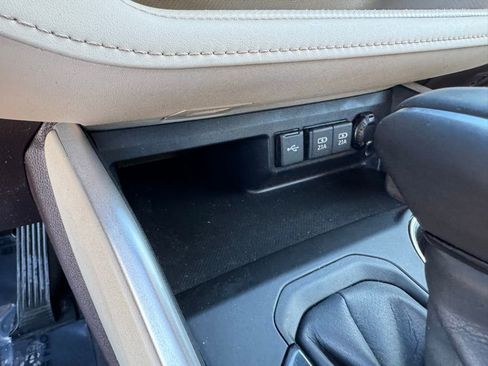 Used 2020 Toyota Highlander XLE image 28