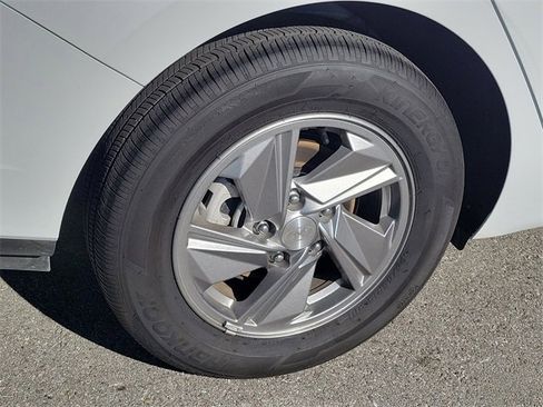 Certified 2025 Hyundai Elantra SE image 22