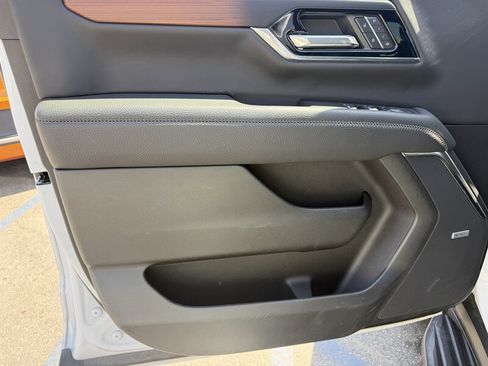 Used 2025 GMC Yukon XL Denali AWD/4WD image 31