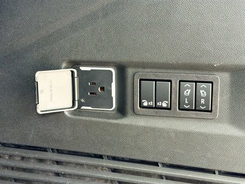 Used 2023 Chevrolet Tahoe Z71 w/ Luxury Package AWD/4WD image 13