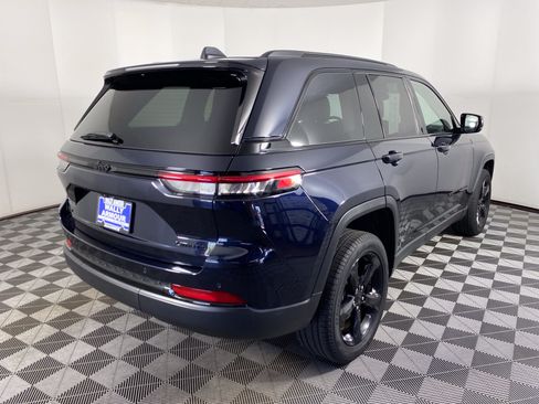 Used 2023 Jeep Grand Cherokee Limited w/ Black Appearance Package AWD/4WD image 8