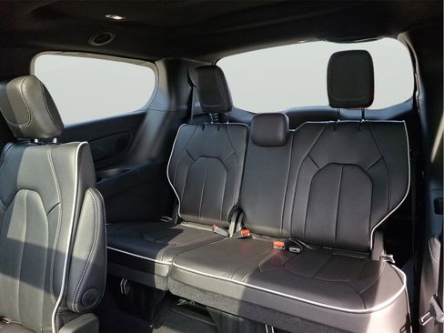 New 2026 Chrysler Pacifica Limited image 6