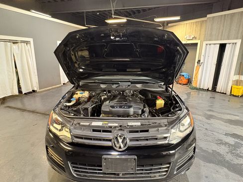 Used 2014 Volkswagen Touareg Executive AWD/4WD image 29
