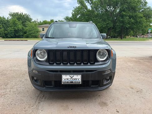 Used 2018 Jeep Renegade Altitude w/ UConnect 8.4 Nav Group FWD image 7