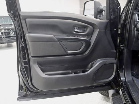 Used 2018 Nissan Titan SV w/ SV Convenience Package image 27