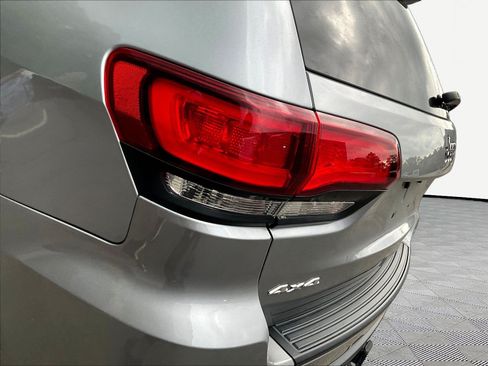 Used 2020 Jeep Grand Cherokee Laredo AWD/4WD image 23