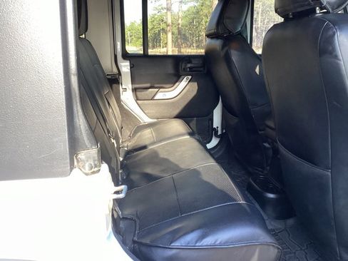 Used 2015 Jeep Wrangler Unlimited Rubicon w/ Connectivity Group image 13