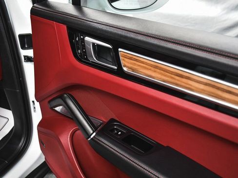 Used 2023 Porsche Cayenne Turbo S image 20