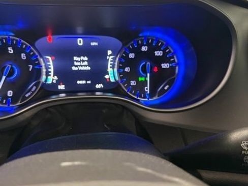 Used 2024 Chrysler Pacifica Touring FWD image 9