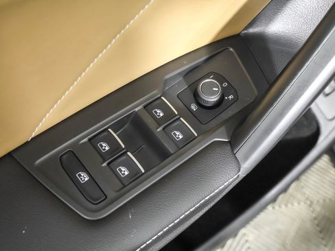 Used 2024 Volkswagen Tiguan SE image 32