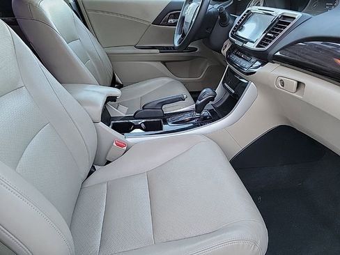 Used 2017 Honda Accord Touring image 13