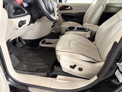 Used 2017 Chrysler Pacifica Limited w/ UConnect Theater Package FWD image 10