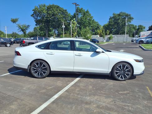Used 2023 Honda Accord Touring image 2