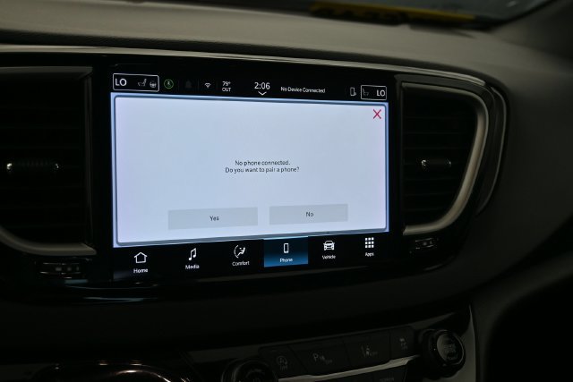 Used 2025 Chrysler Pacifica Select FWD image 24