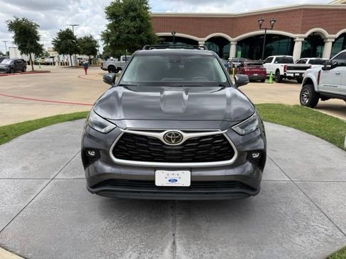 Used 2023 Toyota Highlander LE AWD/4WD image 2