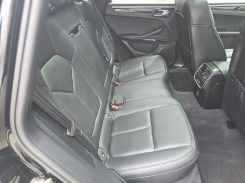 Certified 2023 Porsche Macan AWD/4WD image 18