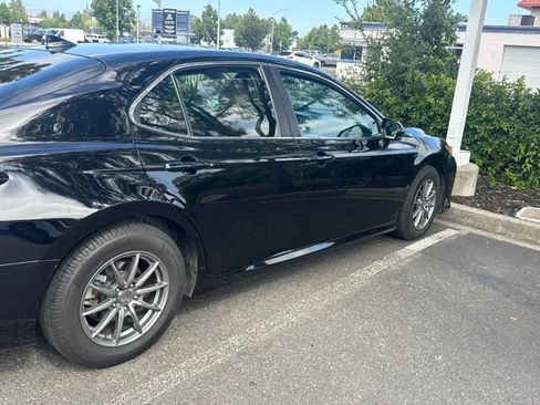 Used 2019 Toyota Camry LE FWD image 10