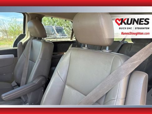 Used 2011 Volkswagen Routan SE FWD image 24