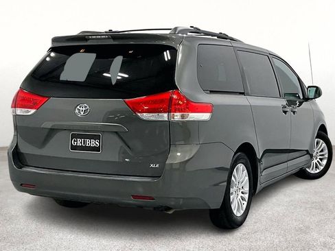 Used 2013 Toyota Sienna XLE image 2