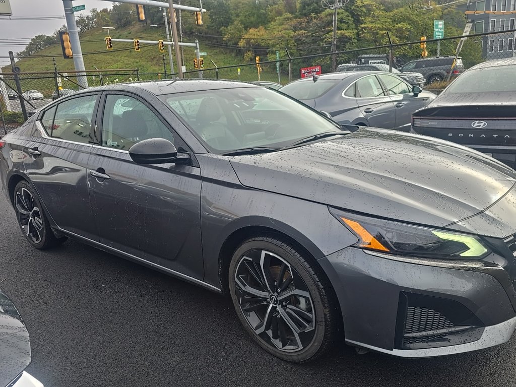 Used 2025 Nissan Altima 2.5 SR FWD image 2