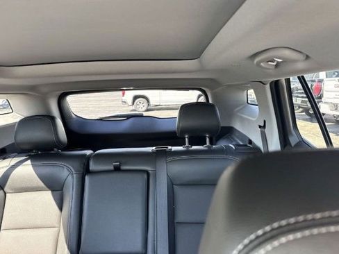Used 2024 GMC Terrain SLT w/ Tech Package FWD image 5