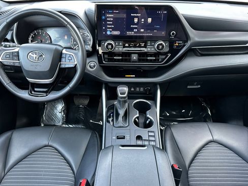 Used 2024 Toyota Highlander XSE FWD image 16