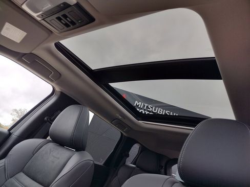 New 2025 Mitsubishi Outlander SE image 3