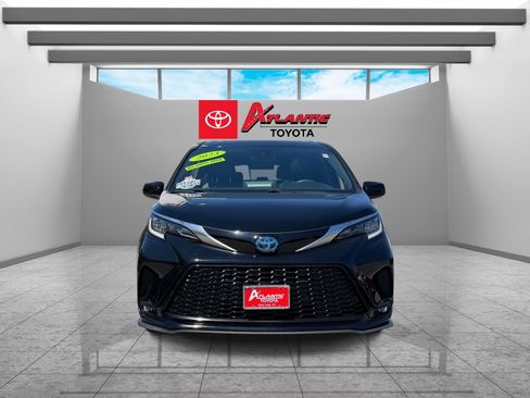 Used 2023 Toyota Sienna XSE w/ XSE Plus Package AWD/4WD image 2