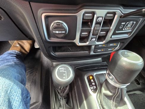 Used 2020 Jeep Gladiator Overland AWD/4WD image 25