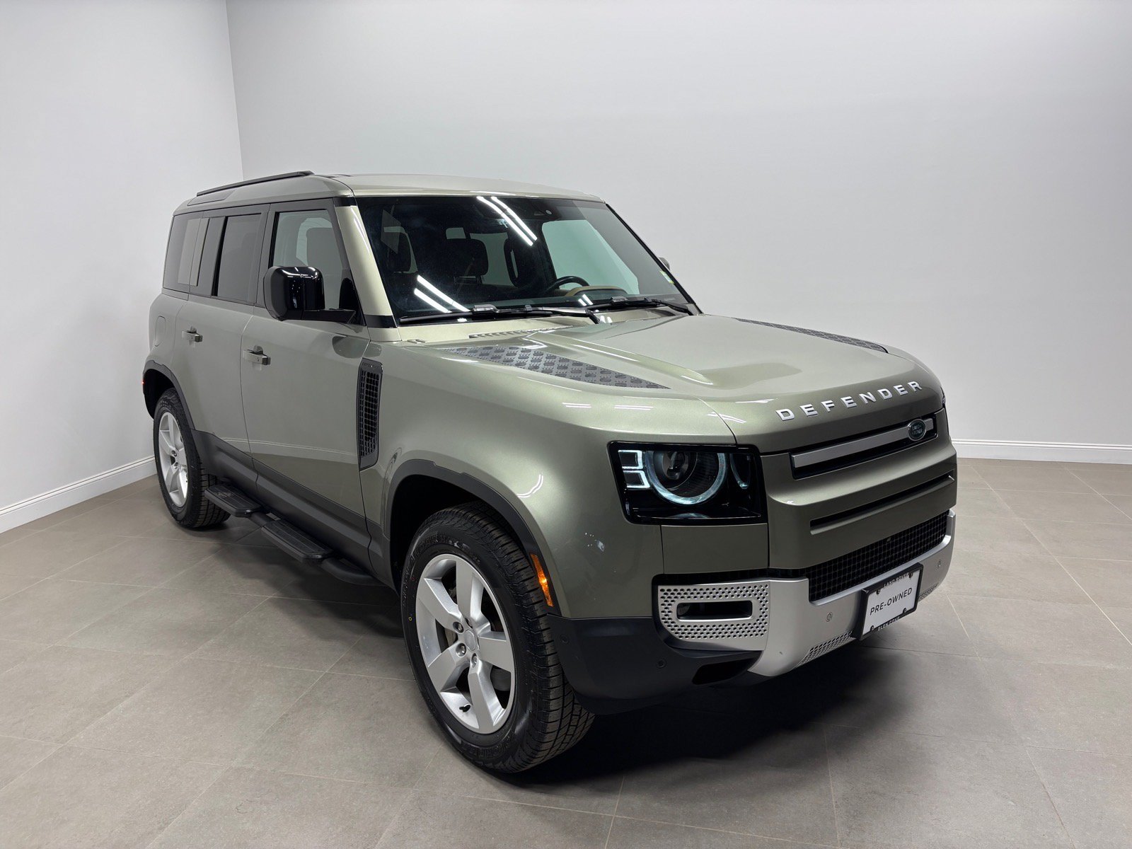 Used 2025 Land Rover Defender 110 S AWD/4WD image 4
