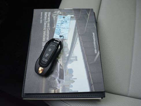 Certified 2025 Porsche Macan 4S Electric image 24