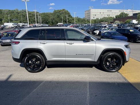 Used 2026 Jeep Grand Cherokee Limited w/ Limited Altitude Package AWD/4WD image 7