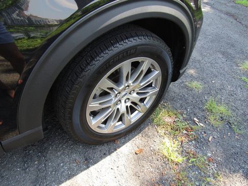 Used 2025 Ford Explorer Active w/ Active Comfort Package AWD/4WD image 39