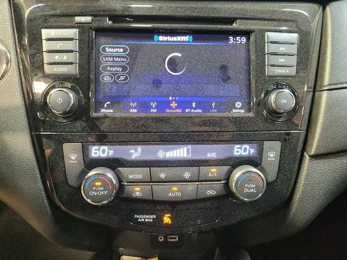 Used 2020 Nissan Rogue SV AWD/4WD image 25