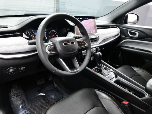 Used 2023 Jeep Compass Latitude image 13