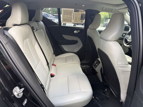 Certified 2025 Volvo XC40 B5 Plus AWD/4WD image 33