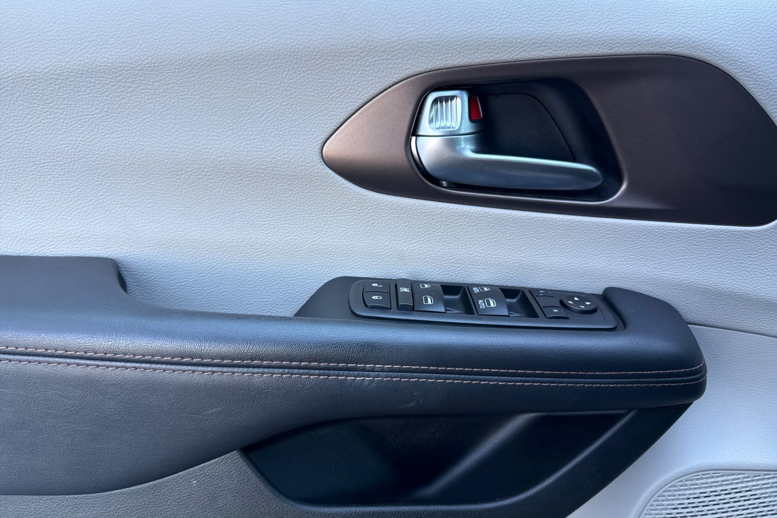Used 2019 Chrysler Pacifica Touring Plus w/ Advanced Safetytec Group FWD image 10